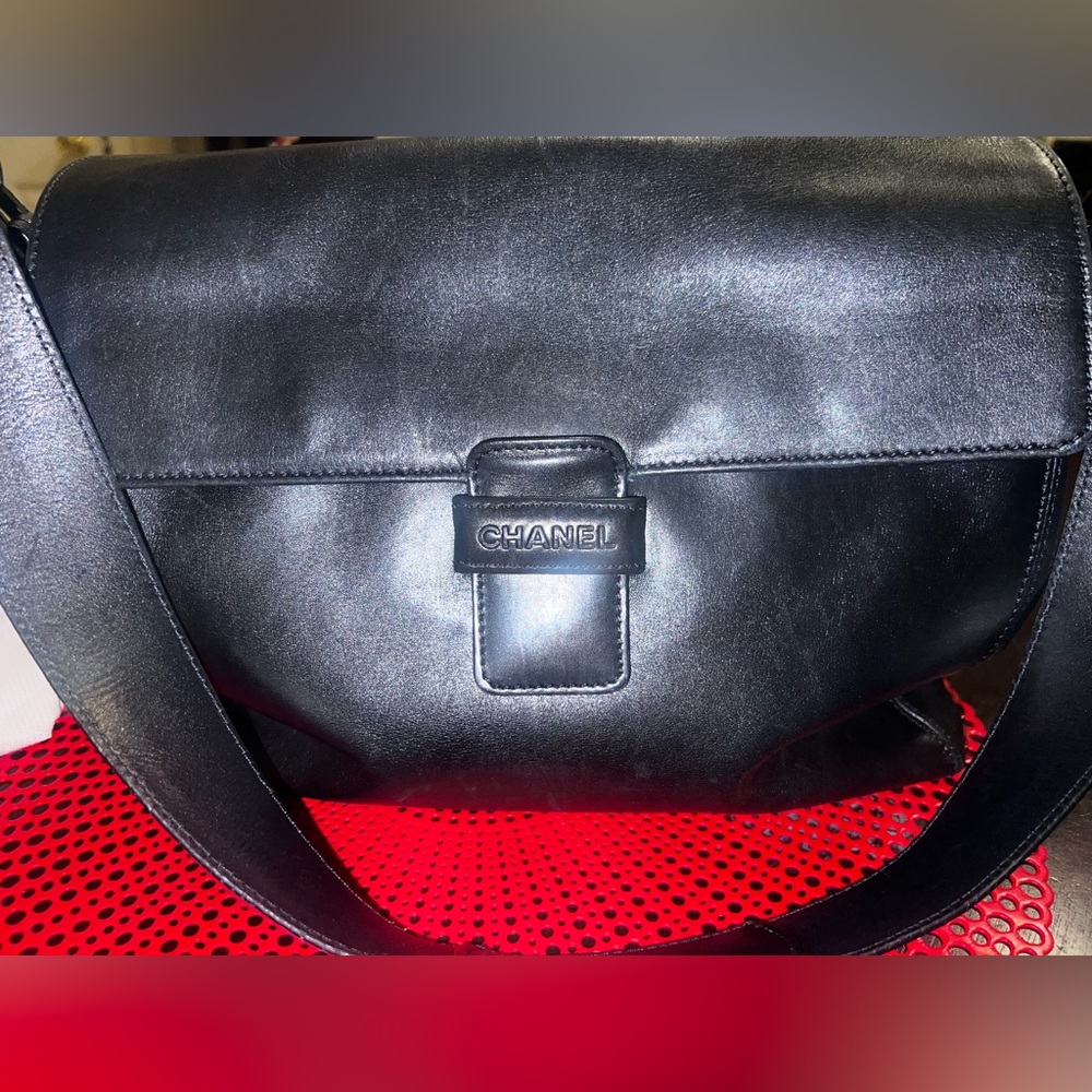 CHANEL Black Leather Shoulder Bag